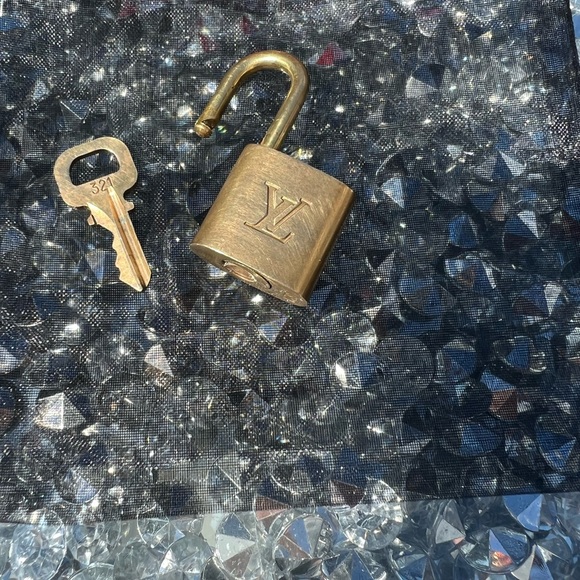 LOUIS VUITTON LOCK AND KEY #321 - Picture 3 of 6